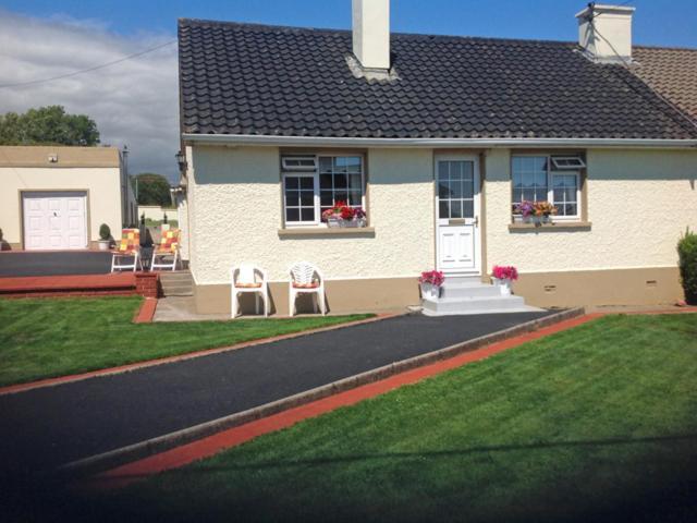 Village Cottage Dunkineely Exterior photo